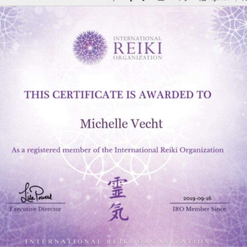 K&ouml;nnte beinhalten: Ein violettes Zertifikat mit dem Text "INTERNATIONAL REIKI ORGANIZATION" oben. Der Text "THIS CERTIFICATE IS AWARDED TO" steht in der Mitte des Zertifikats, gefolgt vom Namen "Michelle Vecht". Der Text "As a registered member of the International Reiki Organization" befindet sich unter dem Namen. Der Text "Executive Director" befindet sich unter der Unterschrift "Lisa Powers". Der Text "IRO Member Since" befindet sich unter dem Text "2019-09-16". Der Text "INTERNATIONAL REIKI ORGANIZATION" befindet sich am unteren Rand des Zertifikats.
