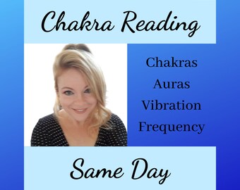 Puede incluir: Una mujer sonríe a la cámara con una camisa de lunares negros y blancos. El texto "Chakra Reading" está en la parte superior de la imagen. Debajo de la foto de la mujer, se muestra el texto "Same Day". El texto "Chakras, Auras, Vibration, Frequency" está listado en el lado derecho de la imagen.