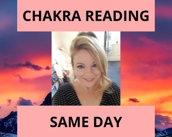 Puede incluir: Una mujer con cabello rubio sonríe a la cámara. La imagen tiene una pancarta rosa con el texto "Chakra Reading Same Day" y un fondo de puesta de sol azul y naranja.