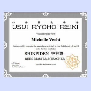 K&ouml;nnte beinhalten: Ein grau-wei&szlig;es Zertifikat mit einem goldenen Siegel. Das Zertifikat lautet: "Dies bescheinigt, dass Michelle Vecht den erforderlichen Kurs in Usui Reiki Level I, II und III erfolgreich abgeschlossen hat und daher als Shinpiden 神秘傳 Reiki-Meisterin & Lehrerin zertifiziert ist. Verliehen am 11. September 2019."