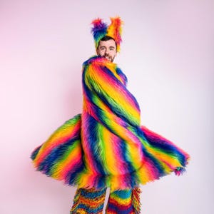 Lange jas The Shangri La-bontjas - outfit pluizig neon UV-rave - festivalmode - performance- en dragkostuum van The Disco Spirits