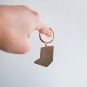 Peut inclure: Un porte-cl&eacute;s dor&eacute; avec un charme d'ordinateur portable argent&eacute;. Le charme est un simple contour d'un ordinateur portable.