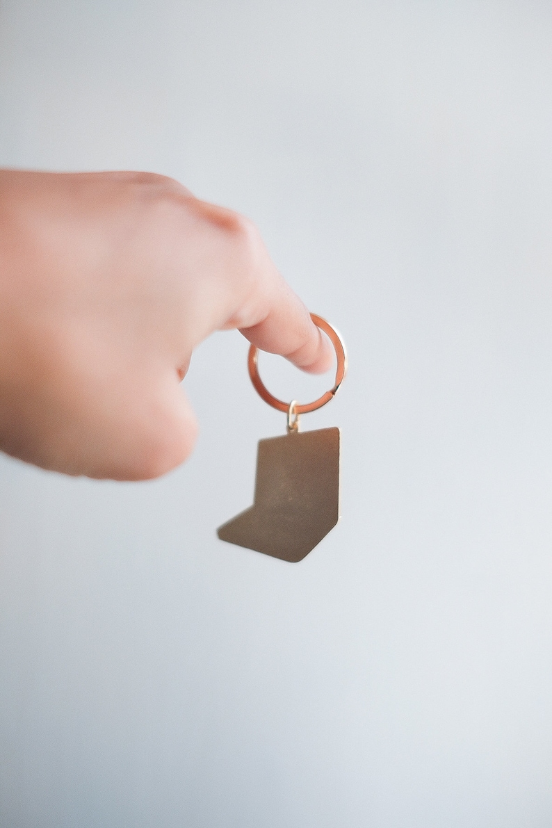 Peut inclure: Un porte-cl&eacute;s dor&eacute; avec un charme d'ordinateur portable argent&eacute;. Le charme est un simple contour d'un ordinateur portable.