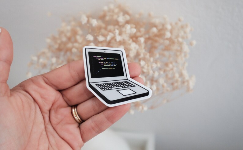 Peut inclure: Un autocollant d'ordinateur portable blanc avec un contour noir. L'&eacute;cran de l'ordinateur portable affiche du code dans diff&eacute;rentes couleurs.