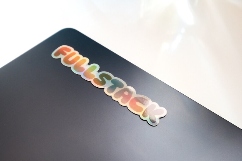 K&ouml;nnte beinhalten: Ein holografischer Aufkleber mit dem Wort "FULLSTACK" in Regenbogenfarben.