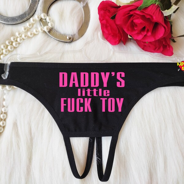 Daddy es Toy Personalisierter Tanga – Eigentum von Papa – Eigentum von Höschen – individuelle Höschen – Junggesellinnengeschenk – Geschenk für sie – Papa-Tanga