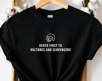 Der Tod zuerst zu Geiern und Aasfressern besticktes T-Shirt | Buch Merch | Bücherwurm