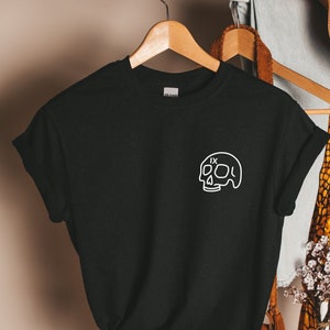 -shirt brodé crâne Ninth House | Marchandise du livre | Livres