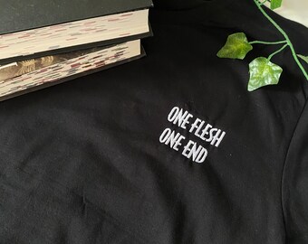 One Flesh, One Ende Besticktes T-Shirt | Buch Merch | Bücherwurm
