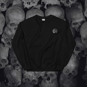 -shirt brodé tête de mort Ninth House | Marchandise du livre | Livres