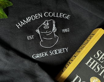 Bluza z haftem Hampden College Greek Society College | The Secret History | Dark Academia | Book Merch