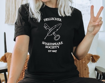 -shirt da faculdade da sociedade de Dellecher Shakespeare | Se fôssemos vilões | Academia Negra | Mercadoria de livros