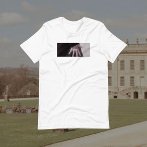 Maglietta "Orgoglio e pregiudizio" con flessione della mano più ardente / Regalo per amanti dei libri di Jane Austen / Regalo per amanti dei libri per lei