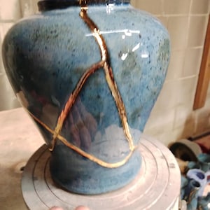 Jarrón Estilo Kintsugi Color Denim Apedreado