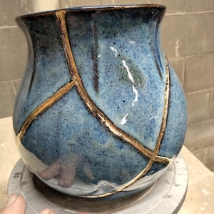 Maceta/jarrón estilo Kintsugi