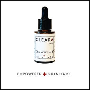Könnte beinhalten: Eine klare Glasflasche mit Tropfer, gefüllt mit einem Serum. Die Flasche hat ein weißes Etikett mit dem Text "CLEAR6 SERUM EMPOWERED + SKINCARE".