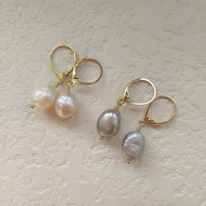 Pendientes barrocos de perlas blancas o grises con cierre de palanca, joyería minimalista chapada en oro.