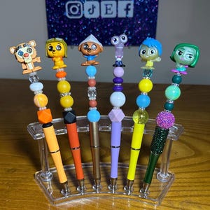 Winnie Puuh & Inside Out Beaded Pens - Handgemachtes Stifte-Set für Kinder, süße Disney-Geschenke, nachfüllbare Stifte, Schreibtischzubehör