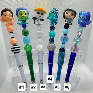 Disney Doorable Kugelschreiber - Niedliche Handgemachte Stifte - Nachfüllbares Geschenk für Sammler & Fans