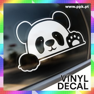 Puede incluir: Una calcomanía de vinilo blanco de un oso panda asomándose por la ventana de un coche y saludando con su pata. El panda tiene ojos, orejas y nariz negros. La calcomanía tiene el texto "VINYL DECAL" en la parte inferior.