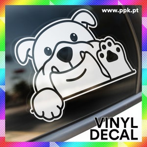 Puede incluir: Calcomanía de vinilo blanco de un bulldog asomándose por la ventana de un coche con la pata levantada en señal de saludo. La calcomanía dice "VINYL DECAL" en la parte inferior. El sitio web www.ppk.pt está impreso en la esquina superior derecha.