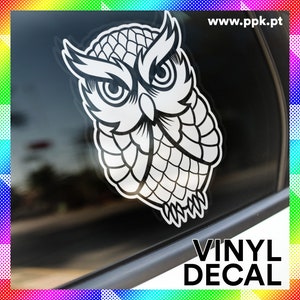 Puede incluir: Calcomanía de vinilo en blanco y negro de un búho con un diseño detallado. La calcomanía tiene el texto "VINYL DECAL" en la parte inferior.