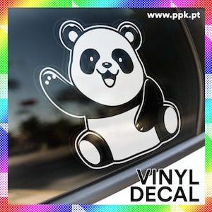 Puede incluir: Una calcomanía de vinilo en blanco y negro de un oso panda de dibujos animados que saluda con una expresión feliz. La calcomanía tiene el texto "VINYL DECAL" debajo del panda.