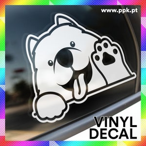 Puede incluir: Calcomanía de vinilo blanco de un perro de dibujos animados con una huella de pata en su pata trasera, sacando la lengua y saludando. La calcomanía está en una ventana de coche negra con el texto "VINYL DECAL" debajo. La dirección del sitio web "www.ppk.pt" está en la esquina superior derecha de la imagen.