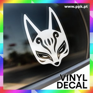 Puede incluir: Pegatina de vinilo blanco de una máscara de zorro estilizada con detalles negros. La pegatina está en una ventana de coche con el texto "www.ppk.pt" y "VINYL DECAL" visible.