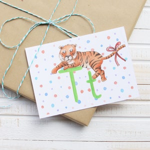 ABC Karte T wie Tiger - Tierkarten für Jungen und Mädchen - Geschenk zum Geburtstag, zur Einschulung, zum Schulanfang oder Namenstag