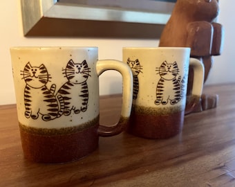 A matching Pair of 1970s coffee mugs kitten / cat themed ..almost mint.