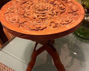 Boho 1970er Jahre geschnitzter Holz Blumenständer oder kleiner Tisch.
