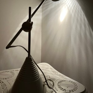 1980er Jahre Memphis Style Vintage Freischwinger Metalllampe mcm Bürofläche