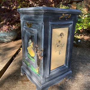 Styl wiktoriański z połowy XX wieku, styl shabby chic Gladys Peto, Marygold drukuje pojemnik na węgiel metodą decoupage'u na antycznym, solidnym koszu na makulaturę z czereśni