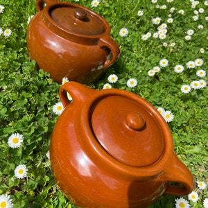 Paire de pots de haricots Medalta des années 1950 ou plus anciens pots de haricots en poterie émaillée avec couvercles du milieu du siècle