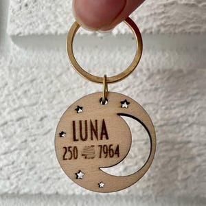 Médaille d'identification personnalisée Moon Dog | Médaille pour chien en bois gravée au laser | Médaille personnalisable pour animal de compagnie