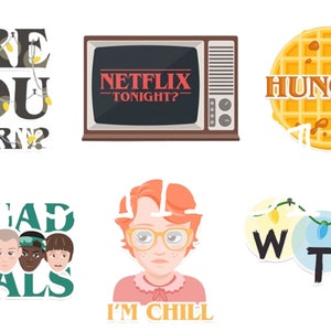 Puede incluir: Un conjunto de ocho pegatinas con temática de Stranger Things. Las pegatinas presentan varios personajes, frases y símbolos del popular programa de Netflix. Las pegatinas están impresas sobre un fondo blanco y son perfectas para agregar un toque de Stranger Things a tu computadora portátil, botella de agua o teléfono.