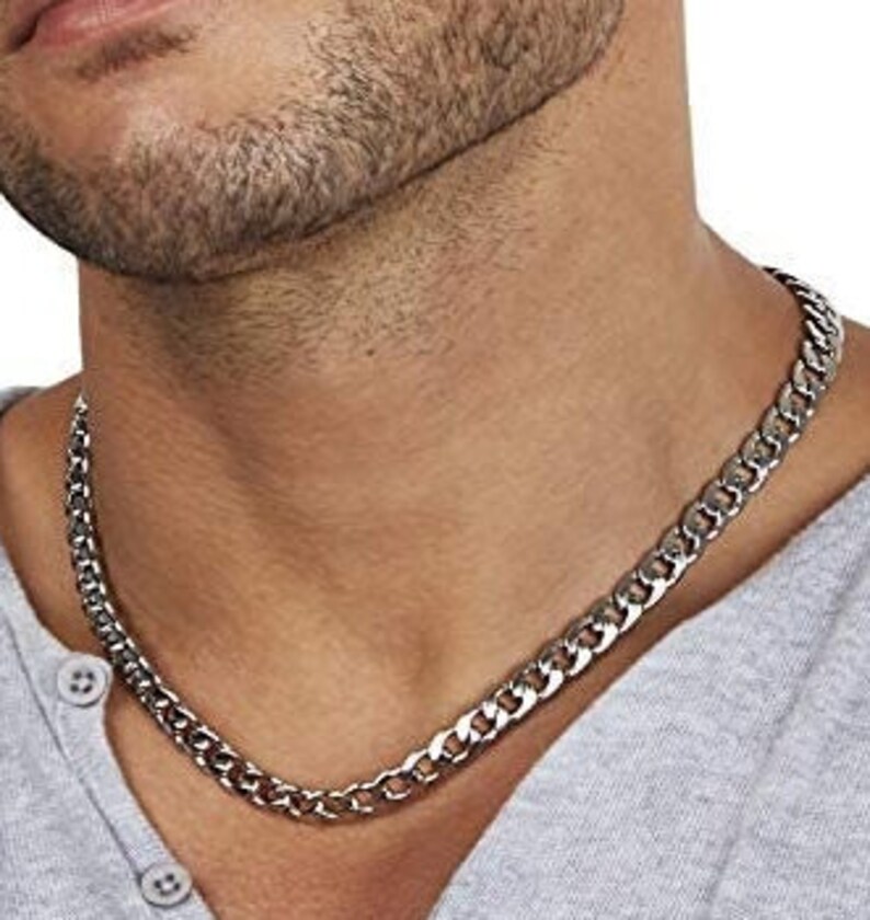Op de afbeelding: Een zilveren curb chain ketting met een klassiek ontwerp.