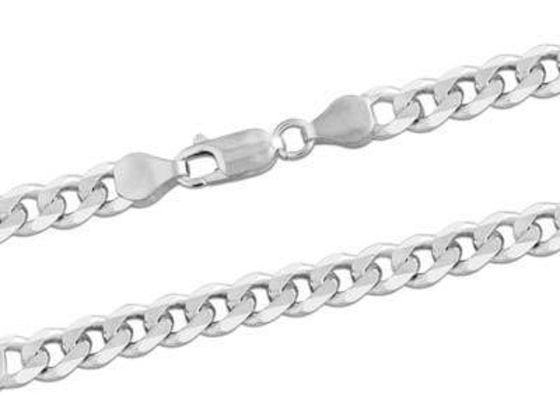Op de afbeelding: Een zilveren curb chain ketting met een karabijn sluiting.