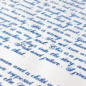 以下が含まれることがあります： 白い紙に青いインクで手書きされた手紙。手紙は筆記体で書かれており、愛と感謝の気持ちを表しています。手紙には「Happy Anniversary! Wow! 3 years - to flown, but I'd rather the time be spent in but you.」というフレーズが含まれています。