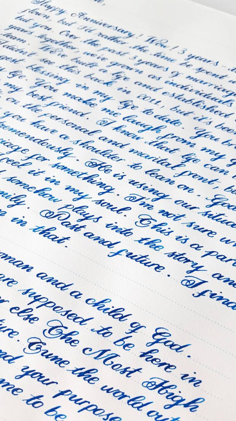 以下が含まれることがあります： 白い紙に青いインクで手書きされた手紙。手紙は筆記体で書かれており、愛と感謝の気持ちを表しています。手紙には「Happy Anniversary! Wow! 3 years - to flown, but I'd rather the time be spent in but you.」というフレーズが含まれています。