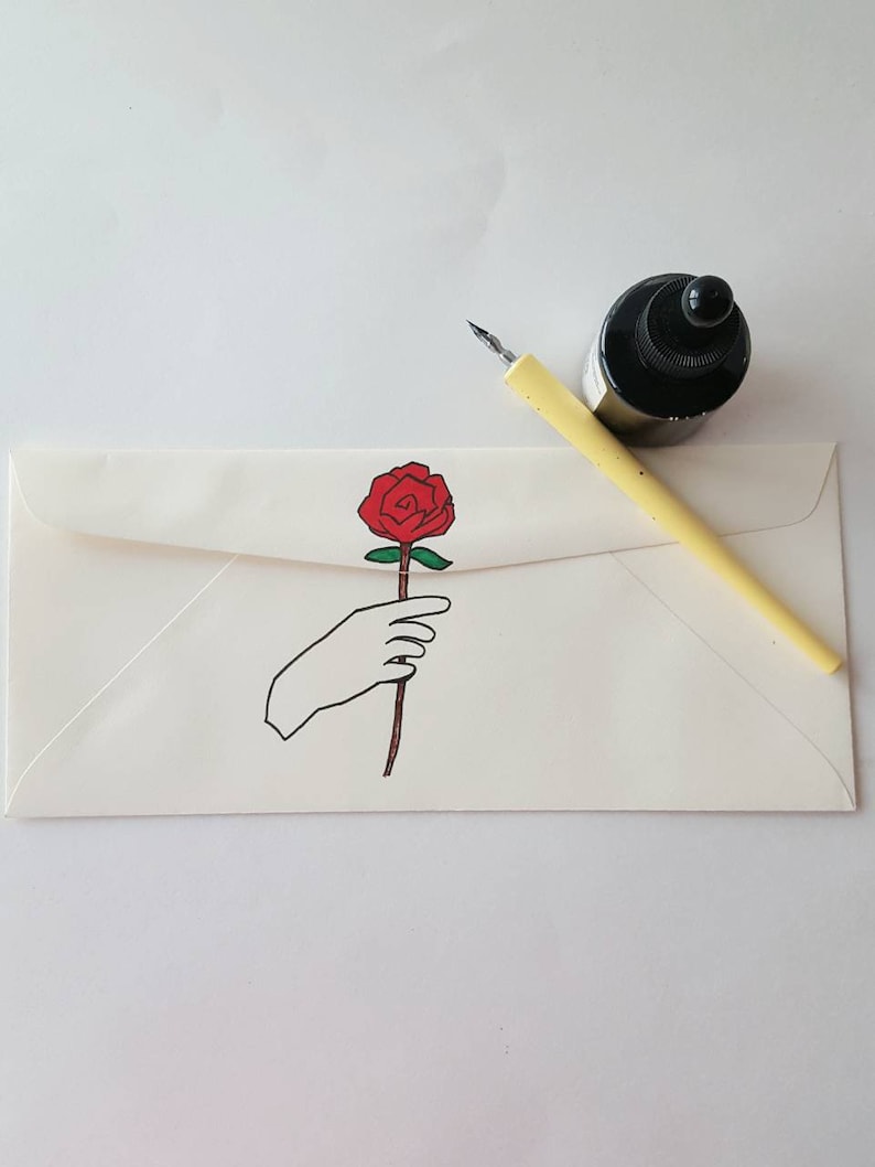 Decorar Sobre Para Su Carta, Sobre Dibujado A Mano, Carta De Amor, Regalo De Aniversario, Regalo De San Valentín, Regalo Para Novia / Novio Hand handing flower