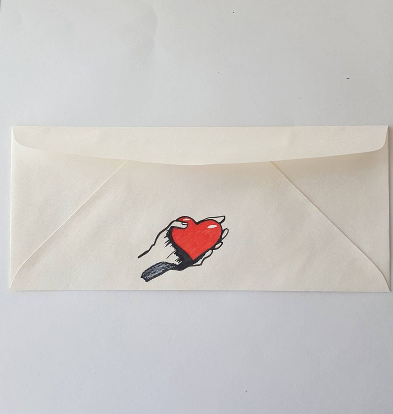 Decorar Sobre Para Su Carta, Sobre Dibujado A Mano, Carta De Amor, Regalo De Aniversario, Regalo De San Valentín, Regalo Para Novia / Novio Hand handing a heart