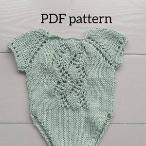 Puede incluir: Un pelele de bebé de punto verde claro con un diseño de encaje en la espalda. Patrón PDF.