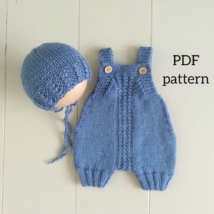 Op de afbeelding: Een blauwe gebreide baby muts en romper set. De muts heeft een strik aan de achterkant. De romper heeft een knoopsluiting op de schouders. PDF-patroon.