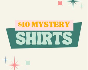 Puede incluir: Gráfico de estilo retro con el texto "$10 MYSTERY SHIRTS" en una combinación de colores turquesa y naranja. El texto se encuentra sobre un fondo beige claro con diseños de estrellas en varios colores.