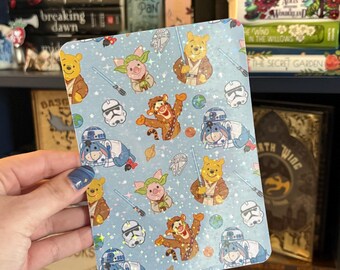 Inserts pour étui Kindle Ours de l'espace et ses amis// Accessoires Kindle// Livres// Cadeaux pour liseuses// Amateurs de livres//Fantaisie