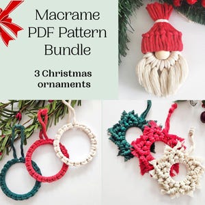 Pode incluir: Pacote de padrões PDF de macramê com 3 enfeites de Natal. A imagem mostra um gnomo de macramê vermelho e branco e três enfeites circulares em verde, vermelho e branco. Existem também três enfeites em forma de estrela em verde, vermelho e branco.