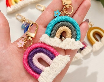 Porte-clés arc-en-ciel en macramé. Couleur surprise aléatoire. Accessoires bohèmes faits main pour elle