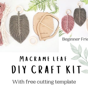 Puede incluir: Kit de manualidades de macramé de hoja DIY con tres ovillos de hilo en verde, rosa y blanco, un anillo de madera y una plantilla de madera con forma de hoja. Fácil para principiantes.